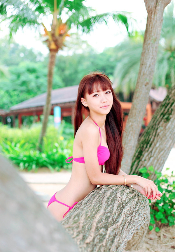 Hot girl Bikini tuyệt đẹp cùng với váy bên bãi biển