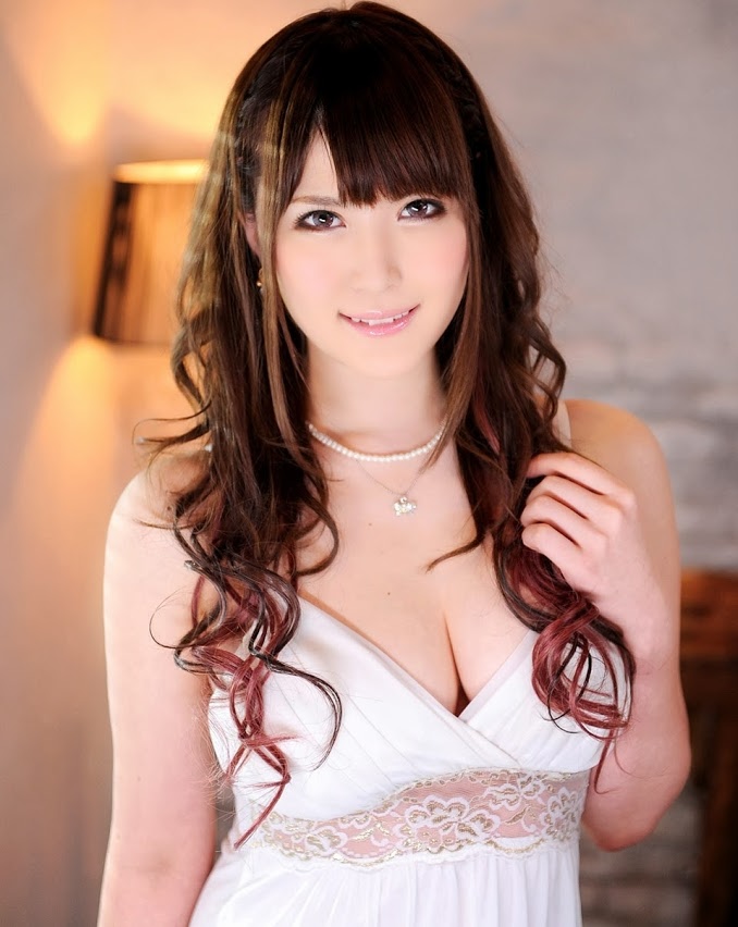 Momoka Nishina vếu to Nhật Bản